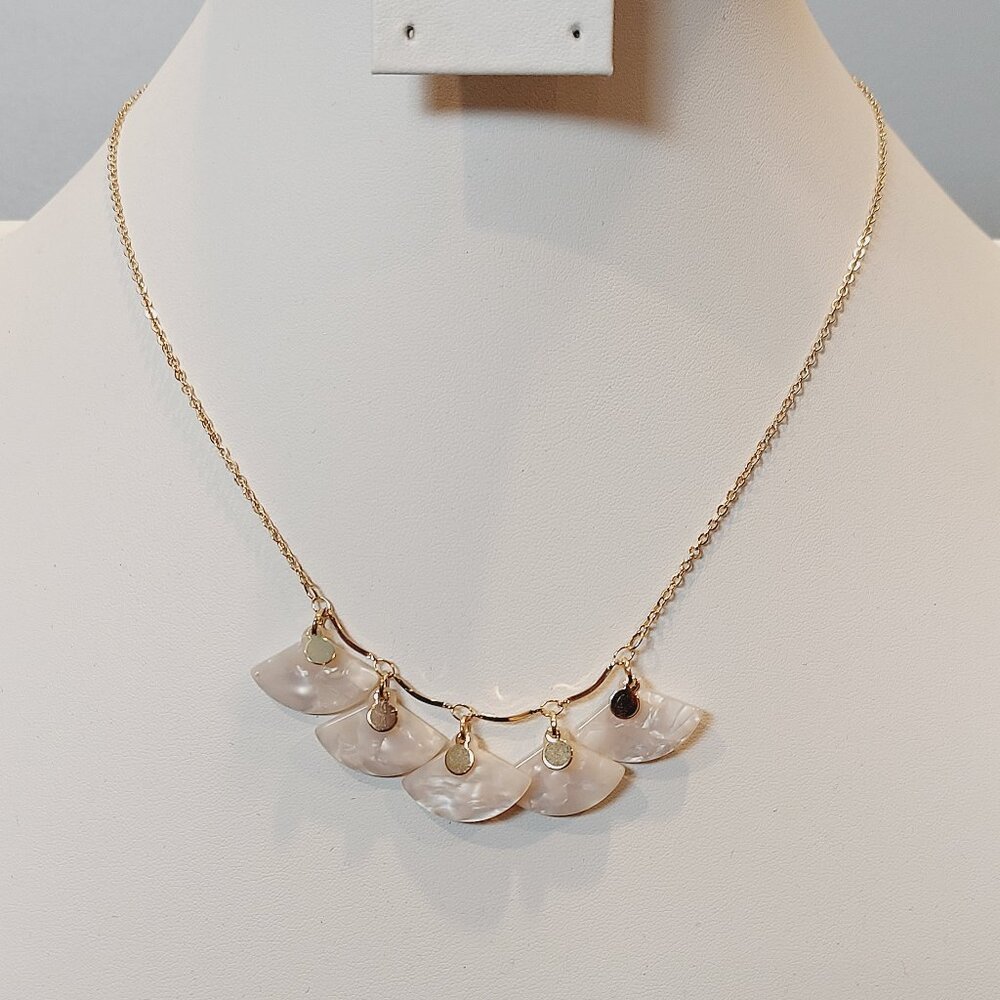 ๐๐NWT LAUREN CONRAD FAUX PEARL FAN NECKLACE - Picture 2 of 7